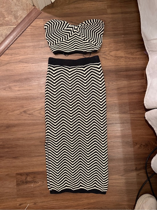 Willow & Wind Dresses & Skirts - Black & White Chevron Midi Knit Skirt